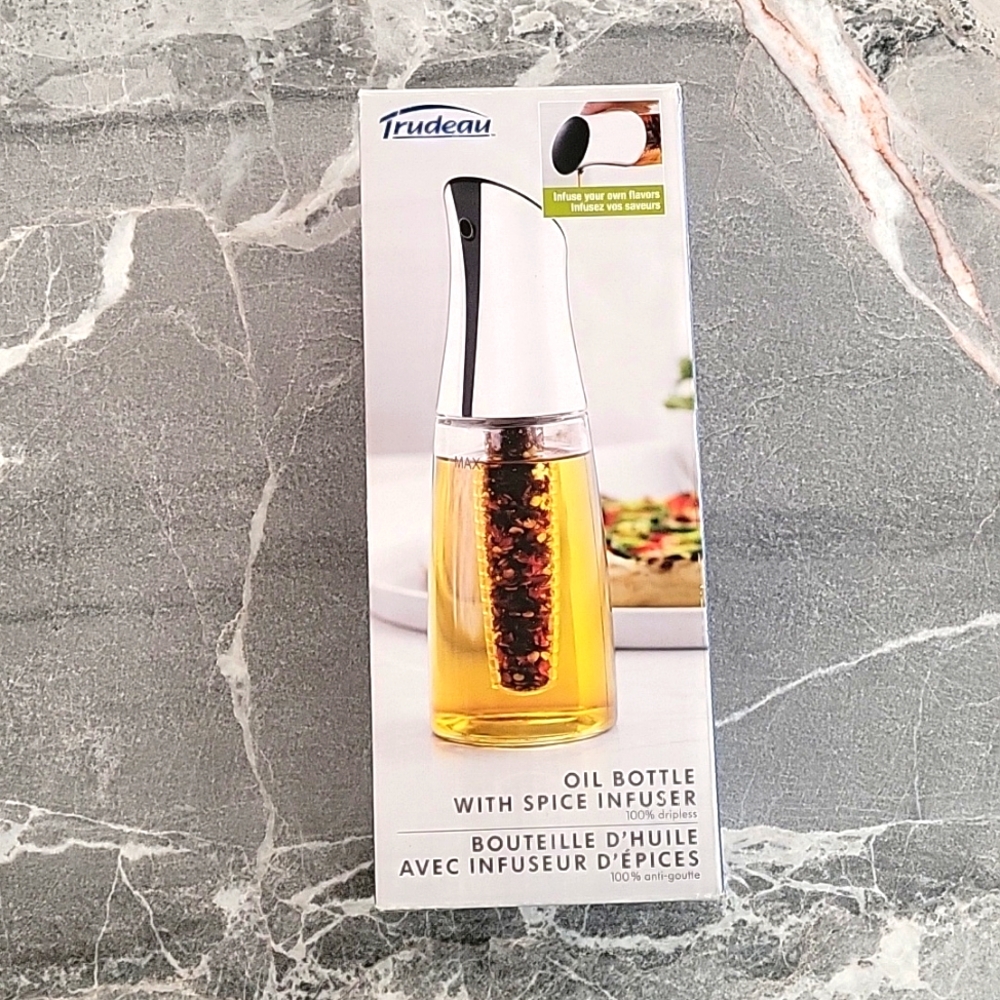 OIL BOTTLE WITH SPICE INFUSER.